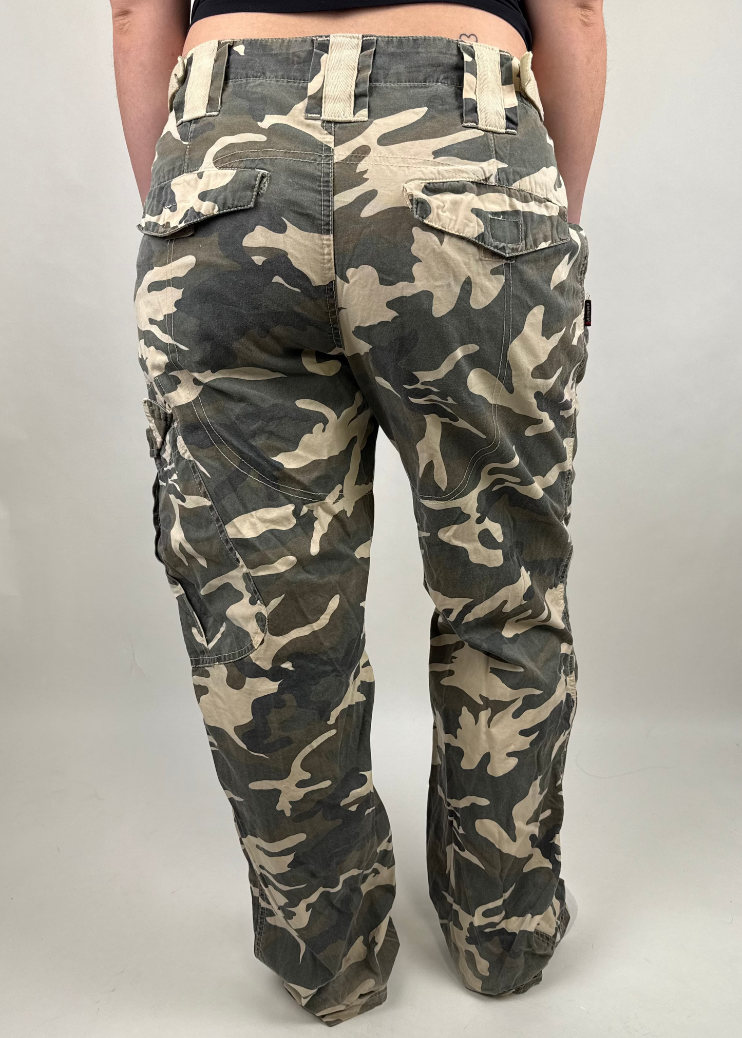 Vintage y2k camo trousers (M)